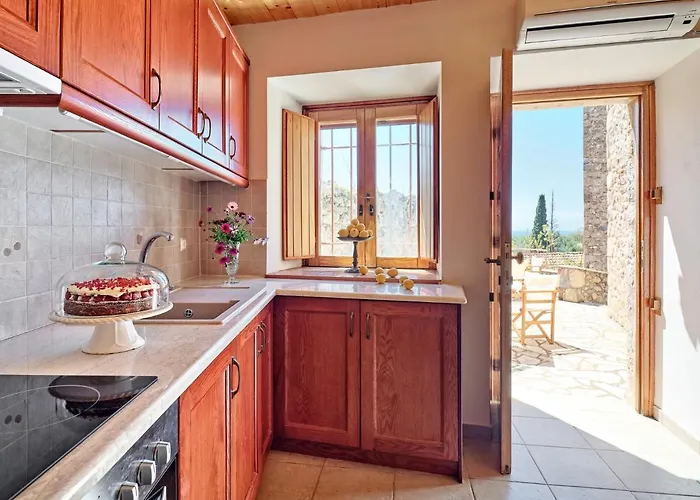 Petreas Castle Casa de Férias Kardamyli